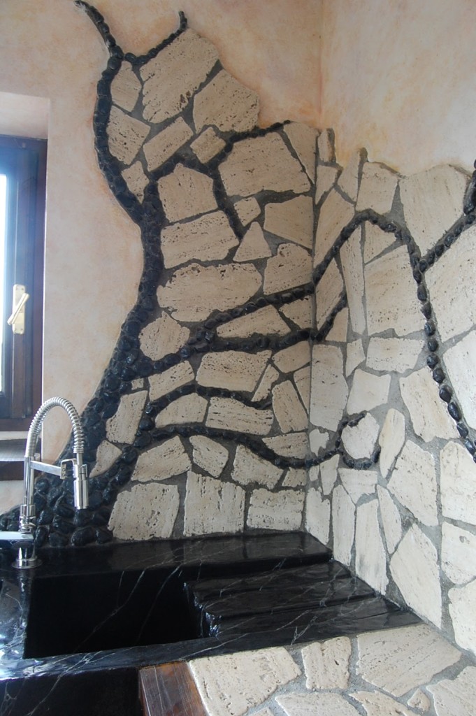 Rivestimento in travertino e sassi